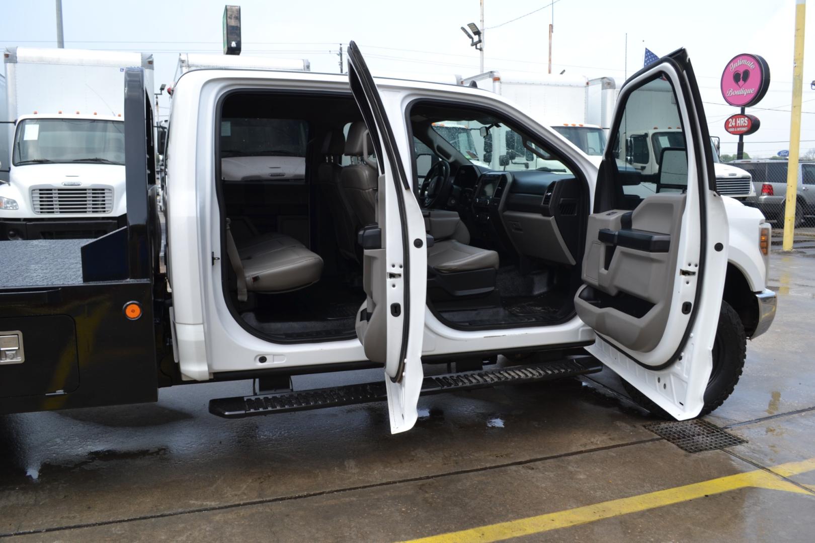 2019 WHITE /GRAY Ford F-350 with an POWERSTROKE 6.7L DIESEL engine, 6SPD AUTOMATIC transmission, located at 9172 North Fwy, Houston, TX, 77037, (713) 910-6868, 29.887470, -95.411903 - Photo#11